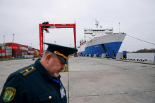 Ruský dôstojník v prístave v Kaliningradskej oblasti. FOTO: Reuters