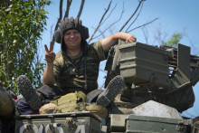 &lt;p&gt;Ukrajinský vojak sa usmieva a ukazuje znak víťazstva z tanku v Doneckej oblasti. FOTO: TASR/AP&lt;/p&gt;