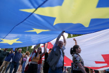 Ľudia sa zúčastňujú masovej demonštrácie na podporu členstva krajiny v Európskej únii v Tbilisi. FOTO: Reuters 