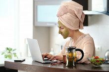 &lt;p&gt;Využite čas na home-office a doprajte aj vašej pleti desiatu v podobe masky na tvár či malej masáže.&lt;/p&gt;