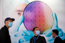 &lt;p&gt;Výroba mikročipov v Číne expanduje najrýchlejšie na celom svete. FOTO: Reuters&lt;/p&gt;