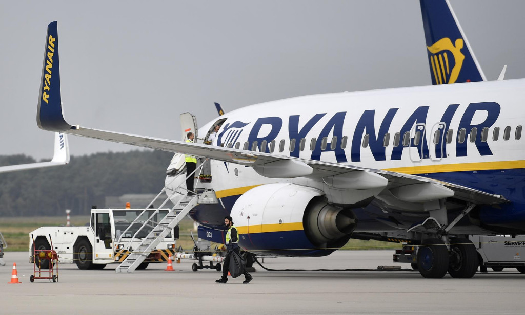 Lietadlo spoločnosti Ryanair parkuje na dráhe letiska. FOTO: TASR/AP