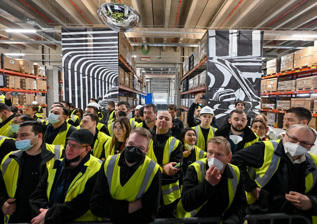 &lt;p&gt;Zamestnanci sa zúčastňujú slávnostného otvorenia novej továrne Tesla Gigafactory na elektrické autá v Nemecku. FOTO: Reuters&lt;/p&gt;