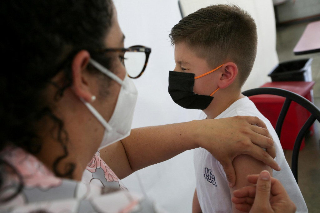 Doktorka očkuje malého chlapca vakcínou na vírus COVID-19. FOTO: Reuters