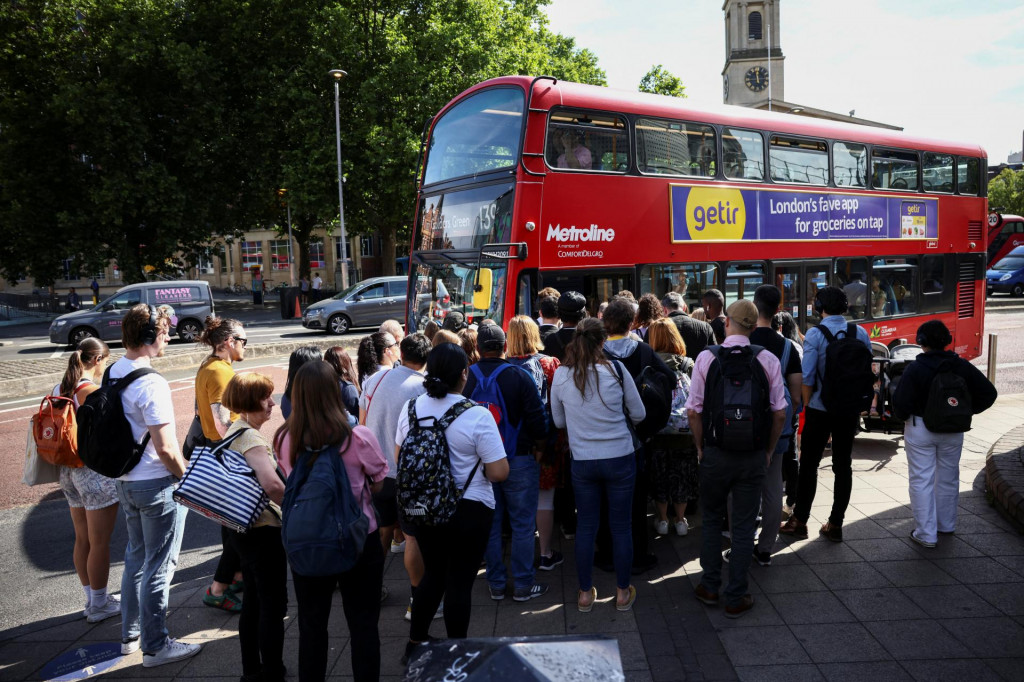 Cestujúci v rade na autobus pred stanicou Waterloo, v prvý deň národného štrajku na železnici v Londýne, Británia, 21. júna 2022. FOTO: REUTERS/Henry Nicholls