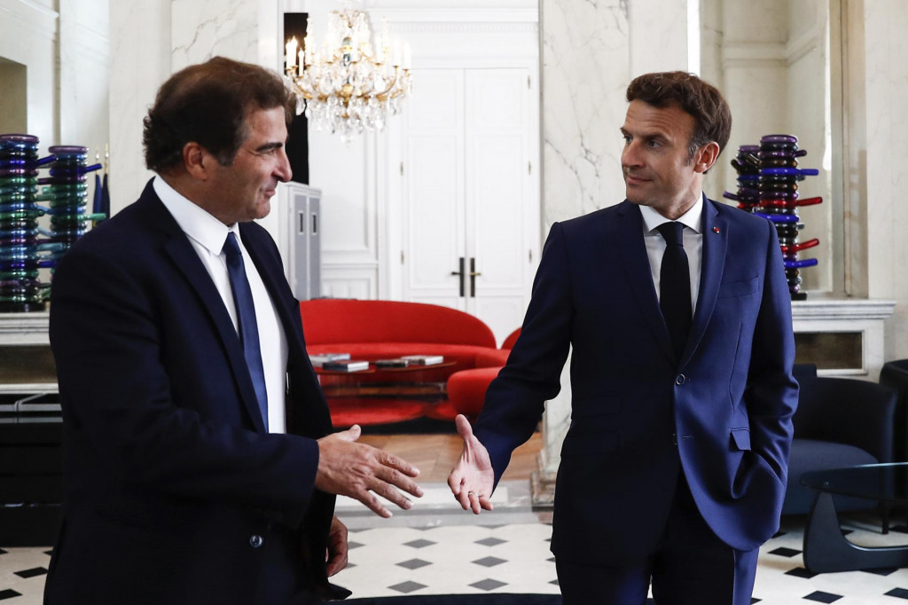 Francúzsky prezident Emmanuel Macron a predseda strany Republikáni Christian Jacob po stretnutí v Elyzejskom paláci v Paríži 21. júna 2022. FOTO: TASR/AP