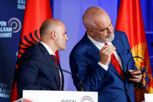 Macedónsky premiér Dimitar Kovacevski a albánsky premiér Edi Rama. FOTO: REUTERS/Ognen Teofilovski