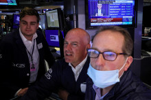 &lt;p&gt;Trhy nepriaznivo reagujú na zvyšovanie úrokov. FOTO: Reuters&lt;/p&gt;