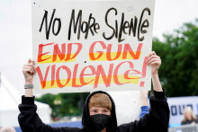 Demonštrant drží transparent v rámci celonárodných protestov proti násiliu so zbraňami, Washington, USA, jún 2022. FOTO: REUTERS/Joshua Roberts