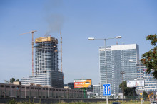 Požiar na stavbe bytového domu Eurovea Tower v Bratislave 22. júna 2022. FOTO TASR - Jaroslav Novák SNÍMKA: Jaroslav Novák