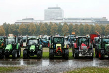 Archívna fotografia z roku 2019, keď traktory blokovali premávku v Haagu v Holandsku. FOTO: REUTERS/Eva Plevier