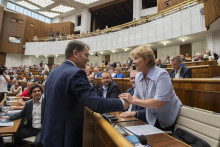 Minister financií Igor Matovič a poslankyňa parlamentu Anna Remiášová (obaja OĽaNO) po hlasovaní financovania voľného času dieťaťa. FOTO: TASR/Martin Baumann