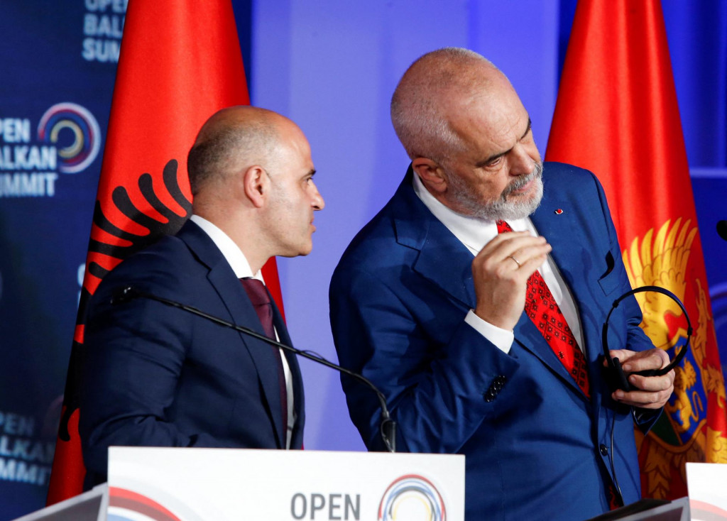Macedónsky premiér Dimitar Kovacevski a albánsky premiér Edi Rama. FOTO: REUTERS/Ognen Teofilovski