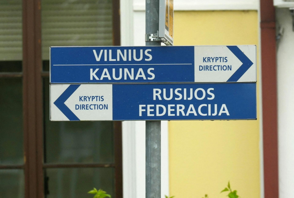 Smerové tabule na pohraničnej železničnej stanici v Kybartai, Litve 21. júna 2022. FOTO: REUTERS/Ints Kalnins