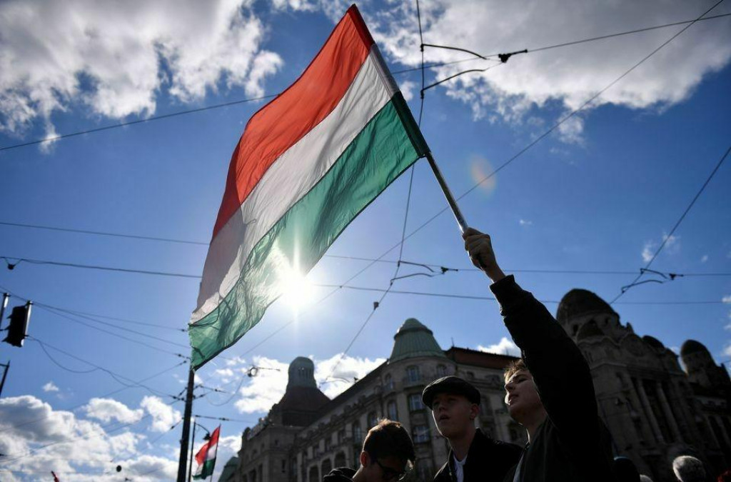 Maďarská vlajka. FOTO: REUTERS/Marton Monus