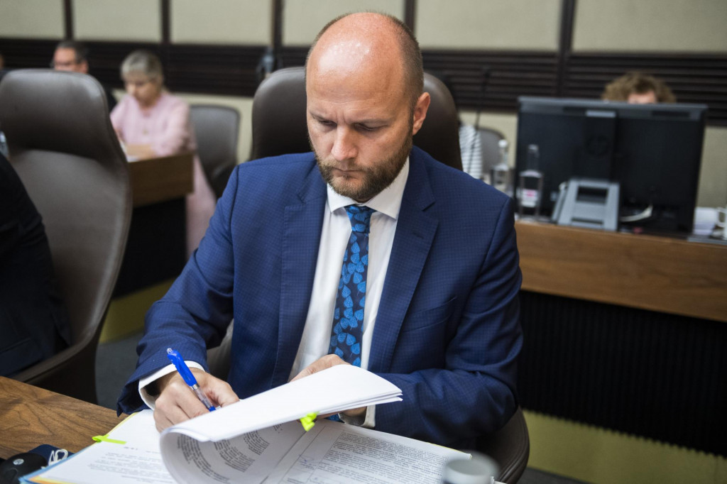 Minister obrany Jaroslav Naď (OĽaNO) počas rokovania sch&ocirc;dze vl&aacute;dy. FOTO: TASR/Jaroslav Nov&aacute;k
