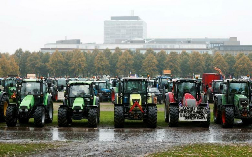 &lt;p&gt;Archívna fotografia z roku 2019, keď traktory blokovali premávku v Haagu v Holandsku. FOTO: REUTERS/Eva Plevier&lt;/p&gt;