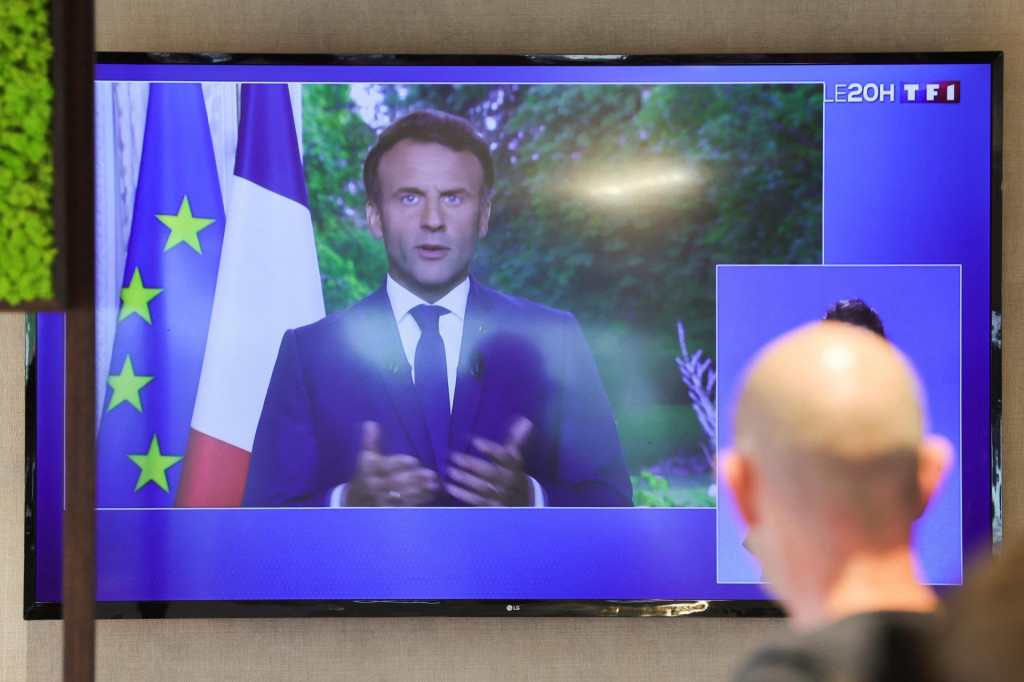 Francúzsky prezident Emmanuel Macron na televíznej obrazovke. FOTO: Reuters