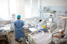&lt;p&gt;V Nemecku už päť dní po sebe stúpa počet pacientov ležiacich v nemocniciach. FOTO: TASR/AP&lt;/p&gt;