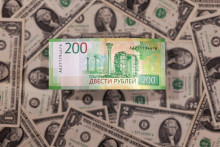 Doláre a ruské ruble, koláž. FOTO: Reuters