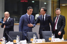 Sprava slovenský premiér Eduard Heger, holandský premiér Mark Rutte, španielsky premiér Pedro Sánchez a nemecký kancelár Olaf Scholz sa rozprávajú počas summitu EÚ. FOTO: TASR/AP