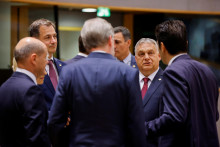 Bulharský premiér Kiril Petkov sa v hlavnej zasadacej miestnosti pred Európskou úniou rozpráva aj s nemeckým kancelárom Olafom Scholzom, maďarským premiérom Viktorom Orbánom či predsedníčkou Európskej komisie Ursulou von der Leyenovou. FOTO: Reuters 