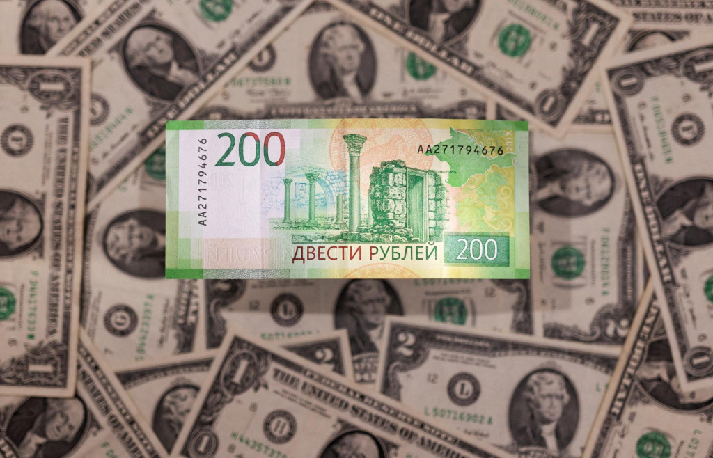 Doláre a ruské ruble, koláž. FOTO: Reuters