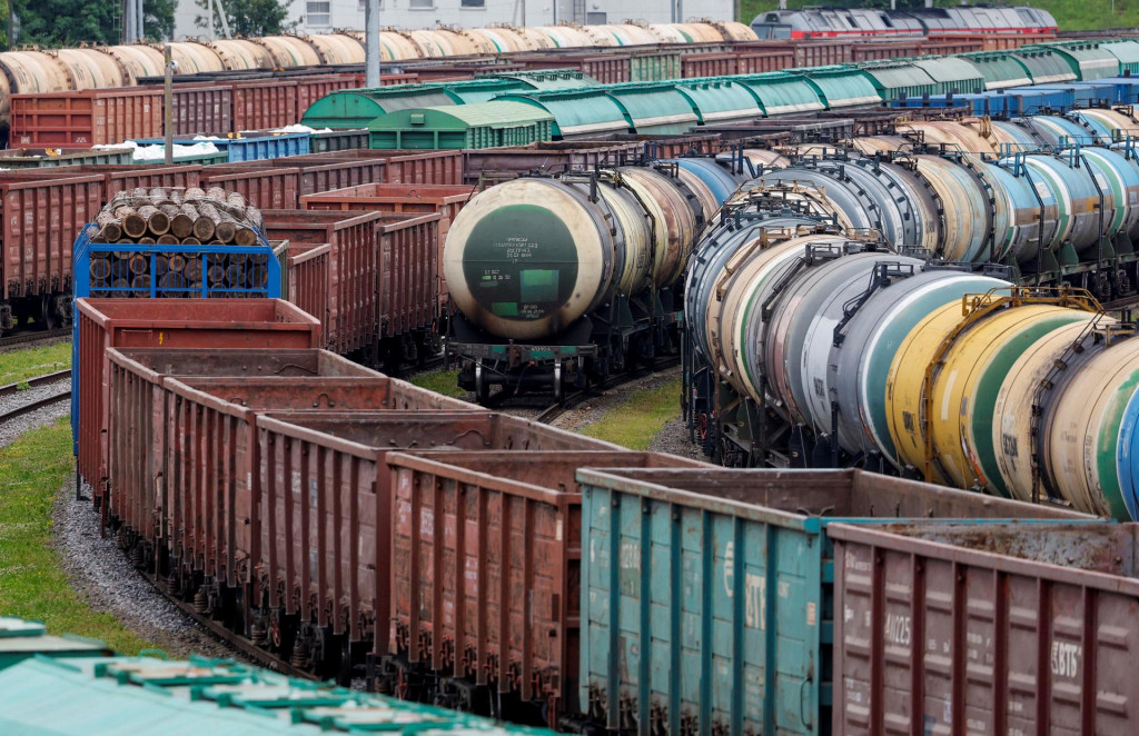 Hromadiace sa nákladné vagóny po litovskom zákaze tranzitu tovaru v rámci sankcií EÚ do Kaliningradu. FOTO: Reuters