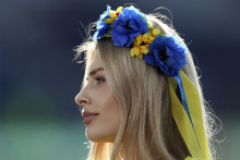&lt;p&gt;Žena s čelenkou v ukrajinských farbách v Glasgowe. FOTO: TASR/AP&lt;/p&gt;