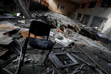 Pohľad ukazuje časť Charkovského národného štadióna patriaceho Charkovskej univerzite zničeného ruskými útokmi. FOTO: Reuters 