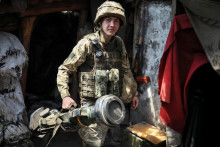 Príslušník ukrajinskej armády drží ľahkú protitankovú zbraň novej generácie (NLAW), jún 2022. FOTO: REUTERS/Gleb Garanich