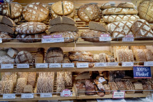 Chlieb s cenovkami na trhovisku. FOTO: TASR/AP
