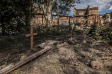 &lt;p&gt;Hrob s telom je vidieť v blízkosti budovy zničenej vojenským úderom v Luhanskej oblasti na Ukrajine. FOTO: Reuters &lt;/p&gt;