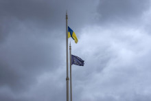 &lt;p&gt;Vlajka Ukrajiny a Európskej únie v Kyjeve vo štvrtok 23. júna 2022. FOTO: TASR/AP&lt;/p&gt;