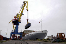 Žeriav zdvíha lodný kontajner v obchodnom prístave v Kaliningrade. FOTO: Reuters 