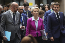 Predsedníčka Eurokomisie Ursula von der Leyenová, francúzsky prezident Emmanuel Macron a predseda Európskej rady Charles Michel prichádzajú na spoločnú tlačovú konferenciu počas summitu EÚ. FOTO: TASR/AP


 
