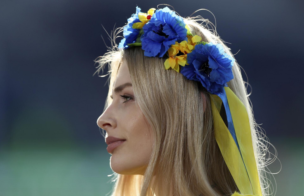 Žena s čelenkou v ukrajinských farbách v Glasgowe. FOTO: TASR/AP