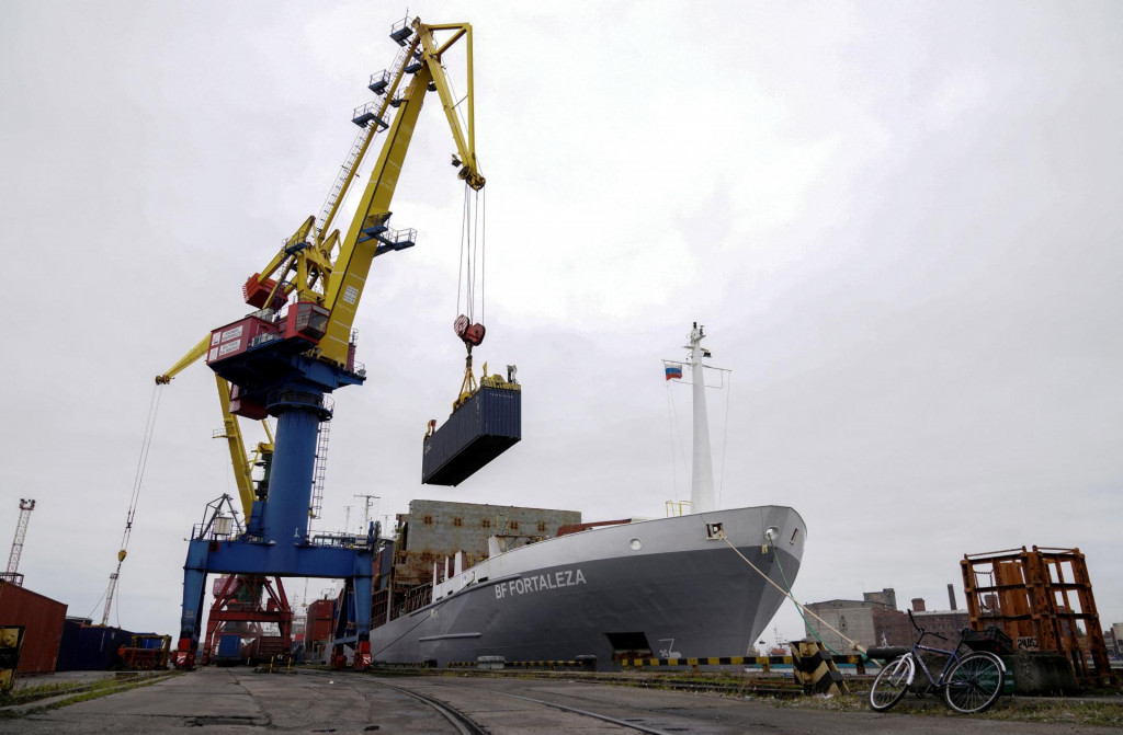 Žeriav zdvíha lodný kontajner v obchodnom prístave v Kaliningrade. FOTO: Reuters 