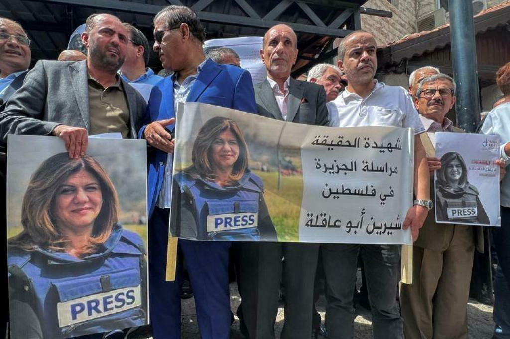 Jordánski novinári protestovali proti smrti reportérky al-Džazíry Shireen Abu Akleh, 11. mája. FOTO: REUTERS/Jehad Shelbak