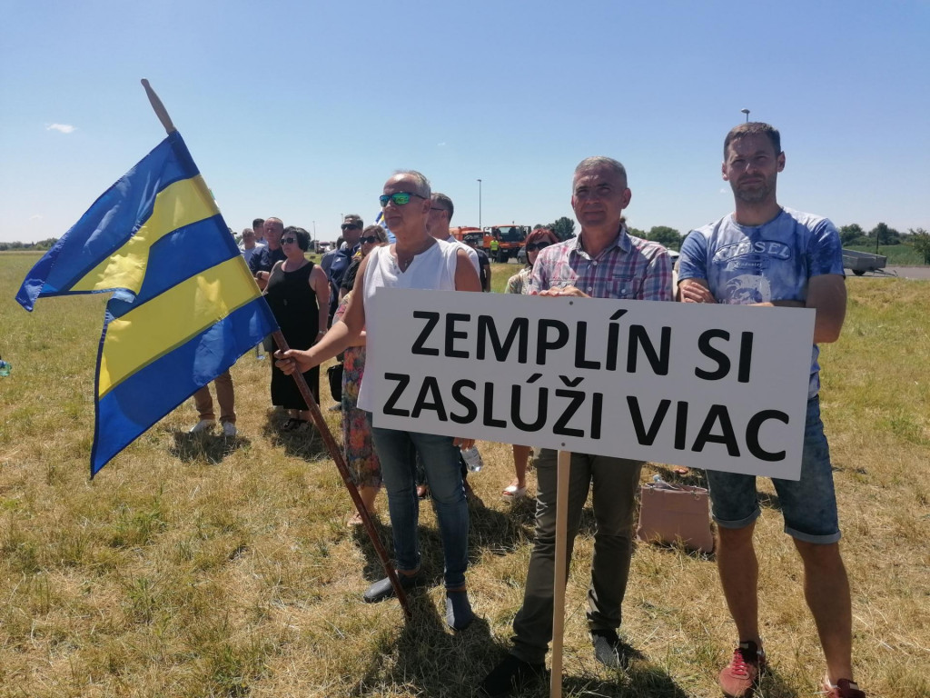 Účastníci protestného zhromaždenia predstaviteľov samospráv z regiónov Zemplína a horného Šariša vo Vranove nad Topľou. FOTO: TASR/Jana Ďurašková