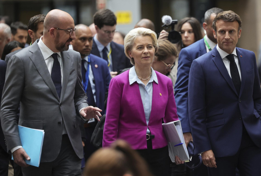 Predsedníčka Eurokomisie Ursula von der Leyenová, francúzsky prezident Emmanuel Macron a predseda Európskej rady Charles Michel prichádzajú na spoločnú tlačovú konferenciu počas summitu EÚ. FOTO: TASR/AP


 