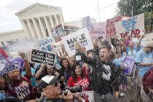 &lt;p&gt;Ľudia oslavujú po rozhodnutí Najvyššieho súdu USA počas protestu o interrupciách pred budovou Najvyššieho súdu USA. FOTO: TASR/AP&lt;br /&gt;
 &lt;/p&gt;