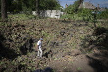 Jama, ktorá zostala po ruskom bombardovaní na Ukrajine. FOTO: TASR/AP
