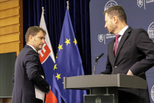 Predseda vlády Eduard Heger a a minister financií Igor Matovič oznamujú 500 eur pre zamestnancov. FOTO: TASR/D. Veselský.