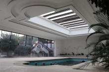 &lt;p&gt;Vila má aj luxusný bazén&lt;/p&gt;