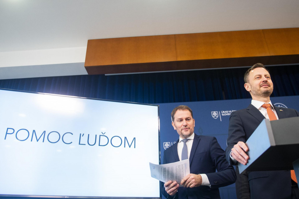 Predseda vl&aacute;dy Eduard Heger a minister financi&iacute; Igor Matovič. FOTO: TASR/Jakub Kotian