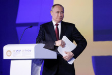 &lt;p&gt;Ruský prezident Vladimir Putin sa zúčastňuje zasadnutia Petrohradského medzinárodného ekonomického fóra v Petrohrade. FOTO: Reuters&lt;/p&gt;