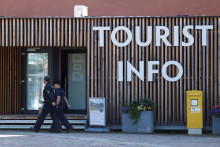 Nemecká polícia prechádza okolo turistického informačného centra v južnom bavorskom letovisku. FOTO: Reuters 
