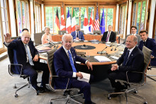 &lt;p&gt;Prvé pracovné stretnutie lídrov v rámci summitu G7. FOTO: TASR/AP&lt;/p&gt;