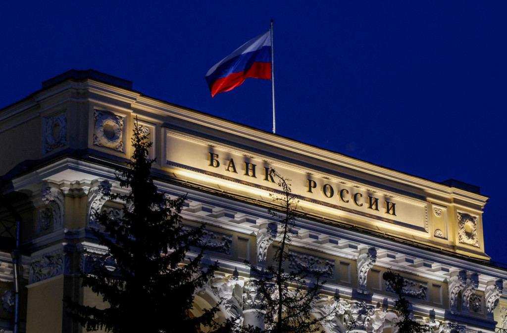 &lt;p&gt;Nad centrálou ruskej centrálnej banky v Moskve vlaje štátna vlajka. FOTO: Reuters &lt;/p&gt;